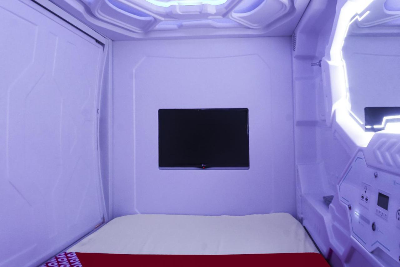 Super Oyo 91328 Fiducia Capsule Hotel Jakarta Exterior photo