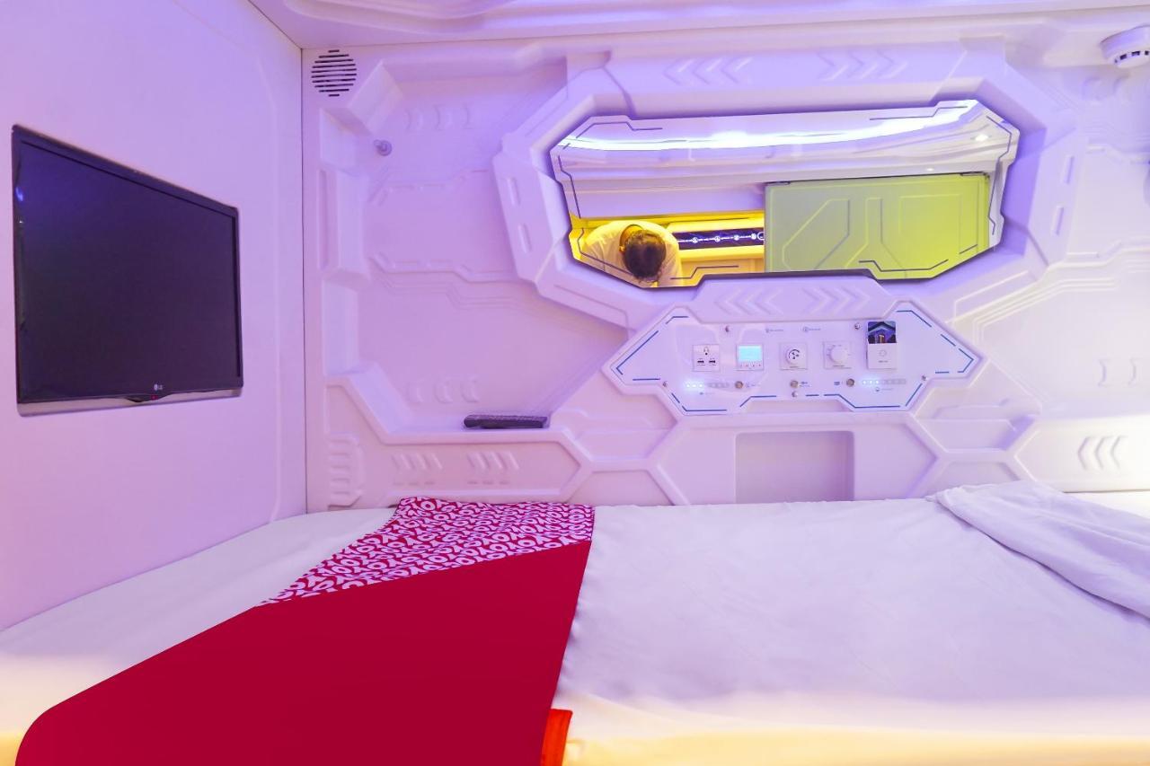 Super Oyo 91328 Fiducia Capsule Hotel Jakarta Exterior photo